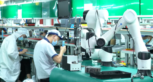 大負載協作機器人CR20A,人機協作,車燈鎖附,移動焊接工作站-越疆協作機器人如何幫助電池生產模式由 “剛” 轉 “柔” ？