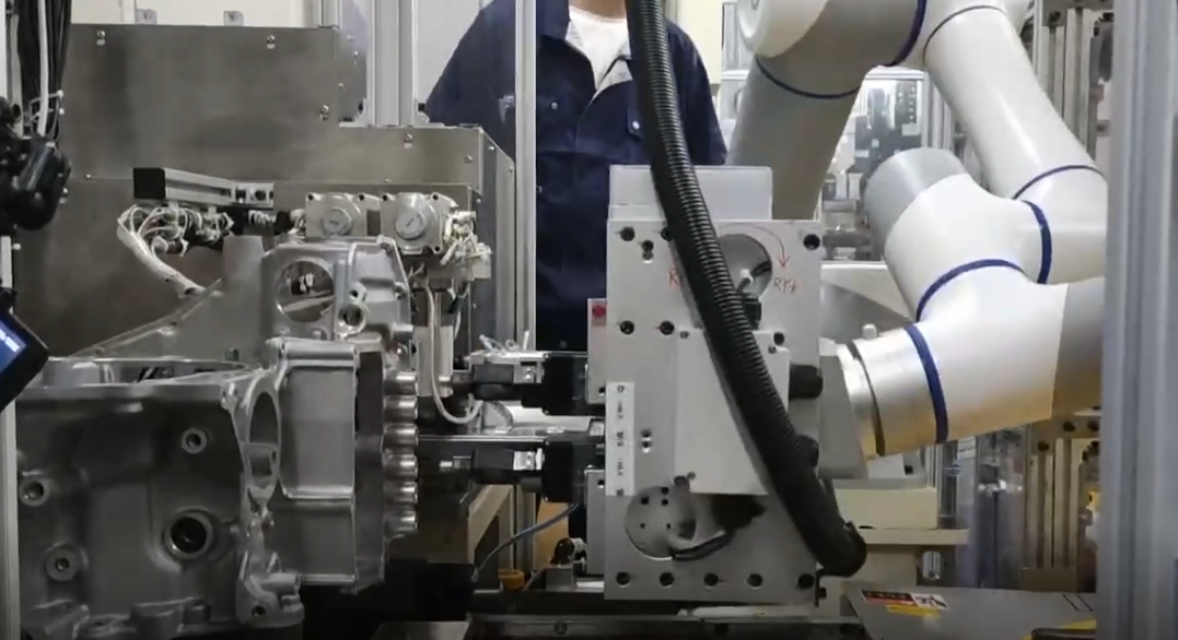 CR16協作機器人,大負載碼垛機器人,CR16協作機機械臂、發動機變速箱螺絲鎖附